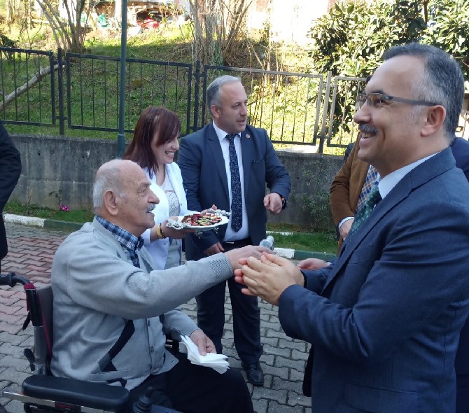 rize-valisi-kemal-ceberden-findikli-huzurevi-yasli-bakim-ve-rehabilitasyon-merkezine-ziyaret-(3).jpg