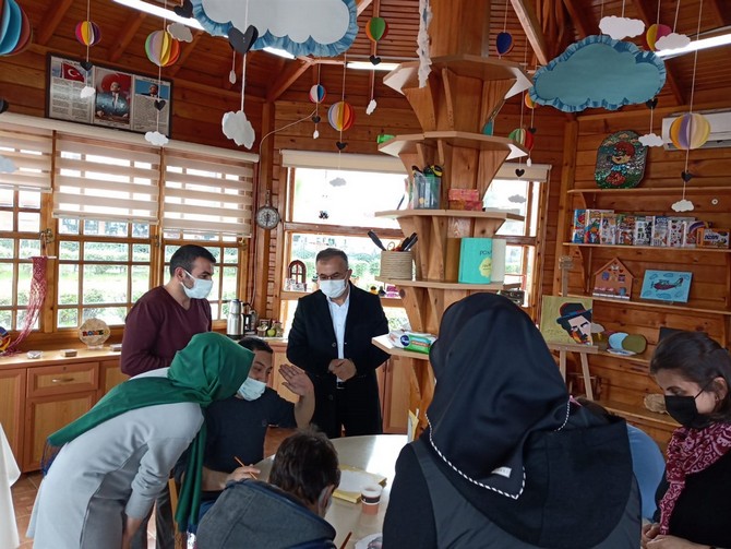 rize-valisi-kemal-ceberden-rize-otizmle-mucadele-ve-egitim-dernegi-hobi-atolyesine-ziyaret-(2).jpg