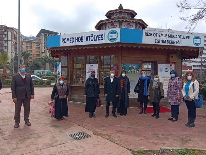 rize-valisi-kemal-ceberden-rize-otizmle-mucadele-ve-egitim-dernegi-hobi-atolyesine-ziyaret-(3).jpg