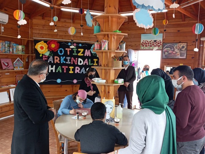 rize-valisi-kemal-ceberden-rize-otizmle-mucadele-ve-egitim-dernegi-hobi-atolyesine-ziyaret-(6).jpg