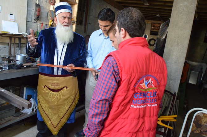 rize-ve-cayeli-genclik-merkezi-uyesi-gencler-yilin-ahisi-secilen-rizeli-demirci-ustasi-imdat-gundogara-ziyarette-bulundu--(2).jpg