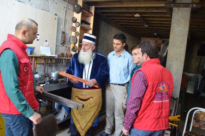rize-ve-cayeli-genclik-merkezi-uyesi-gencler-yilin-ahisi-secilen-rizeli-demirci-ustasi-imdat-gundogara-ziyarette-bulundu--(3).jpg