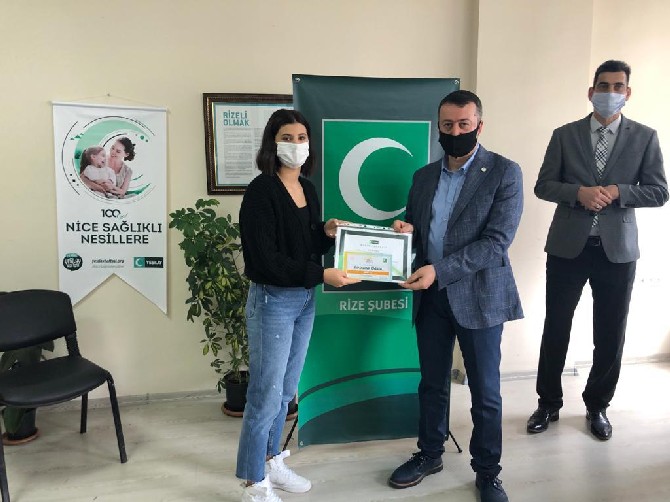 rize-yesilaydan-saglikli-nesil-saglikli-gelecek-yarismasinda-dereceye-giren-ogrencilere-odul-(4).jpg
