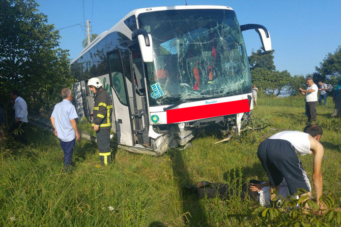 rize-yolcu-otobusu-kaza-yapti-3-yarali.jpg
