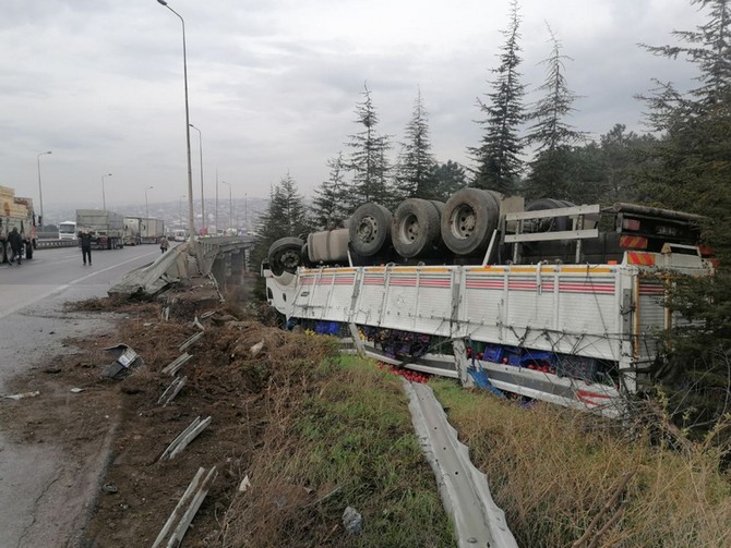 rize-yolcu-otobusunun-de-aralarinda-yer-aldigi-23-aracin-karistigi-tem-otoyolu-kocaeli-gecisinde-700-metre-mesafedeki-7-ayri-zincirleme-trafik-kazasinda-11-kisi-yaralandi-1.jpg