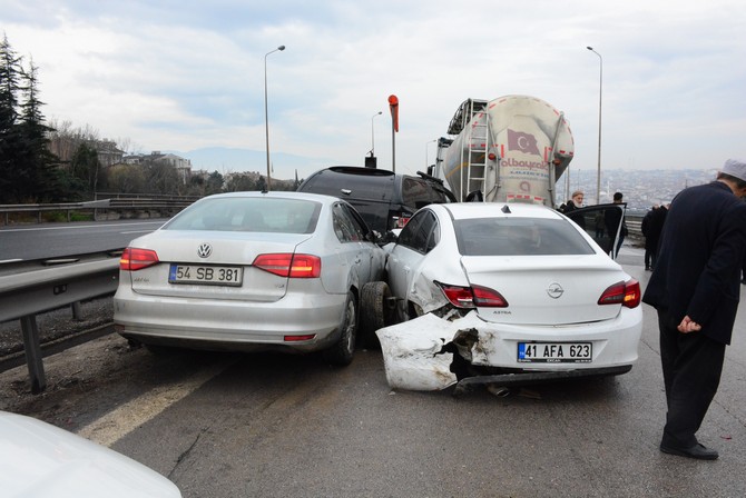 rize-yolcu-otobusunun-de-aralarinda-yer-aldigi-23-aracin-karistigi-tem-otoyolu-kocaeli-gecisinde-700-metre-mesafedeki-7-ayri-zincirleme-trafik-kazasinda-11-kisi-yaralandi-5.jpg