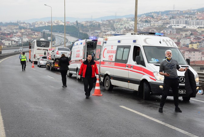 rize-yolcu-otobusunun-de-aralarinda-yer-aldigi-23-aracin-karistigi-tem-otoyolu-kocaeli-gecisinde-700-metre-mesafedeki-7-ayri-zincirleme-trafik-kazasinda-11-kisi-yaralandi-9.jpg