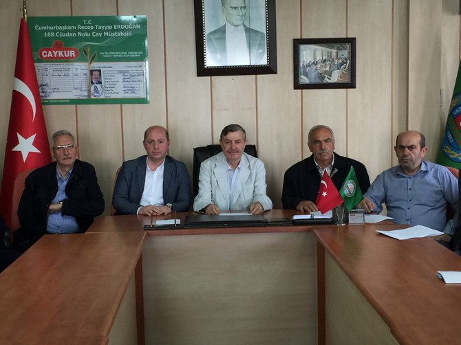 rize-ziraat-odasi-baskani-nevzat-palic,-beraberinde-ilce-baskanlariyla-birlikte-artvin-ve-trabzon-ziraat-odalarinin-da-destek-verdigi-basin-toplantisi-duzenledi-(2).jpg