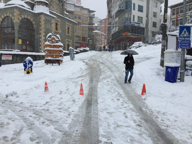 rize-ziraat-yolu-kardan-trafige-kapatildi-(1).jpg