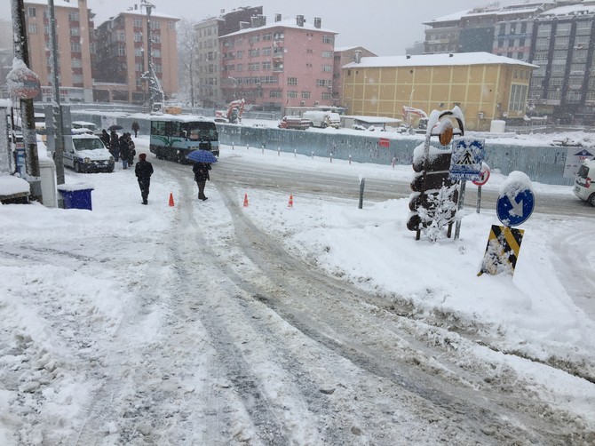 rize-ziraat-yolu-kardan-trafige-kapatildi-(2).jpg