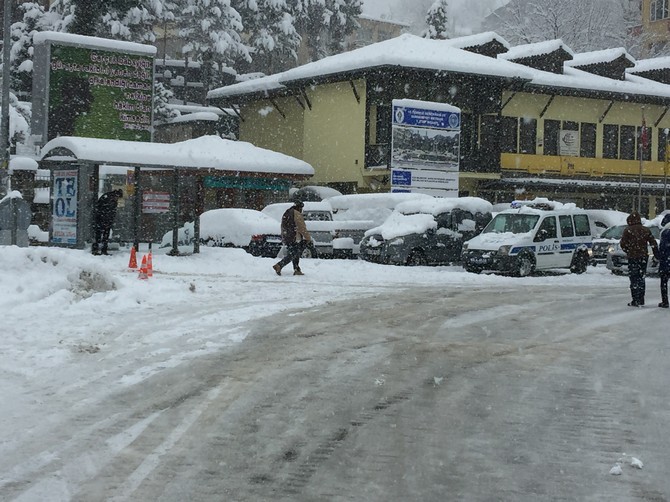 rize-ziraat-yolu-kardan-trafige-kapatildi-(3).jpg