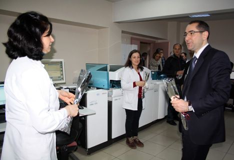 rizede,-14-mart-tip-bayraminda-saglik-calisanlarina-karanfil-dagitildi-1.jpg rizede,-14-mart-tip-bayraminda-saglik-calisanlarina-karanfil-dagitildi-1.jpg