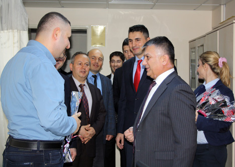 rizede,-14-mart-tip-bayraminda-saglik-calisanlarina-karanfil-dagitildi-2.jpg rizede,-14-mart-tip-bayraminda-saglik-calisanlarina-karanfil-dagitildi-2.jpg