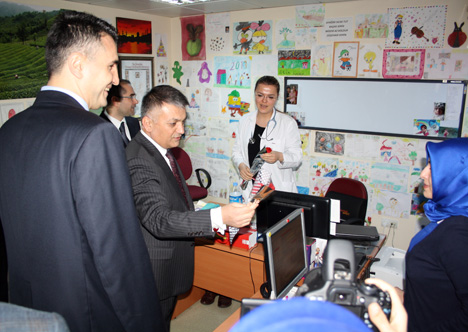 rizede,-14-mart-tip-bayraminda-saglik-calisanlarina-karanfil-dagitildi-3.jpg rizede,-14-mart-tip-bayraminda-saglik-calisanlarina-karanfil-dagitildi-3.jpg