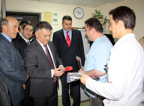 rizede,-14-mart-tip-bayraminda-saglik-calisanlarina-karanfil-dagitildi-4.jpg rizede,-14-mart-tip-bayraminda-saglik-calisanlarina-karanfil-dagitildi-4.jpg