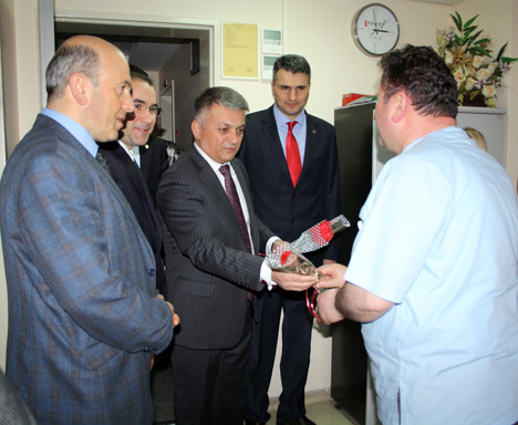 rizede,-14-mart-tip-bayraminda-saglik-calisanlarina-karanfil-dagitildi-5.jpg rizede,-14-mart-tip-bayraminda-saglik-calisanlarina-karanfil-dagitildi-5.jpg