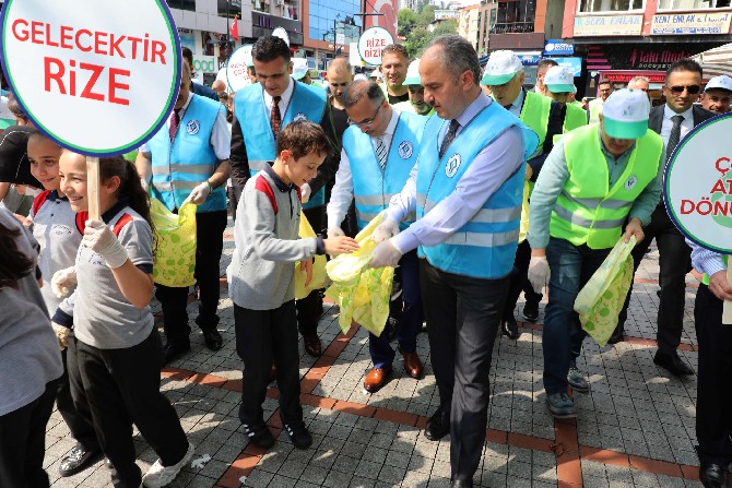 rizede,-15-eylul-dunya-cop-toplama-gunu-dolayisiyla-il-protokolunun-katilimiyla-cevre-temizligi-gerceklestirildi-(7).jpg