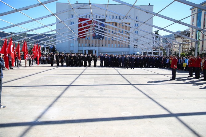 rizede,-29-ekim-cumhuriyet-bayrami-kutlamalari-kapsaminda-ataturk-anitina-celenk-sunuldu-(4).jpg