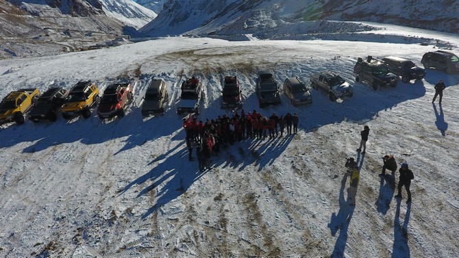 rizede,-teknolojik-bagimliliga-dikkati-cekmek-amaciyla-bir-yildir-gonullu-gorev-yapan-16-ogrenci,-emniyet-mudurlugunun-duzenledigi-turda,-zorlu-kis-sartlarinda-ilk-kez-off-road-yapma-heyecani-yasadi-(1).jpg