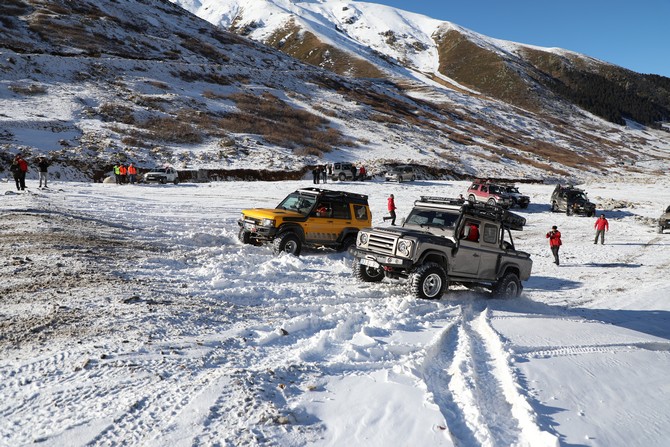 rizede,-teknolojik-bagimliliga-dikkati-cekmek-amaciyla-bir-yildir-gonullu-gorev-yapan-16-ogrenci,-emniyet-mudurlugunun-duzenledigi-turda,-zorlu-kis-sartlarinda-ilk-kez-off-road-yapma-heyecani-yasadi-(11).jpg