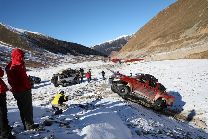 rizede,-teknolojik-bagimliliga-dikkati-cekmek-amaciyla-bir-yildir-gonullu-gorev-yapan-16-ogrenci,-emniyet-mudurlugunun-duzenledigi-turda,-zorlu-kis-sartlarinda-ilk-kez-off-road-yapma-heyecani-yasadi-(14).jpg