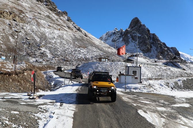 rizede,-teknolojik-bagimliliga-dikkati-cekmek-amaciyla-bir-yildir-gonullu-gorev-yapan-16-ogrenci,-emniyet-mudurlugunun-duzenledigi-turda,-zorlu-kis-sartlarinda-ilk-kez-off-road-yapma-heyecani-yasadi-(4).jpg