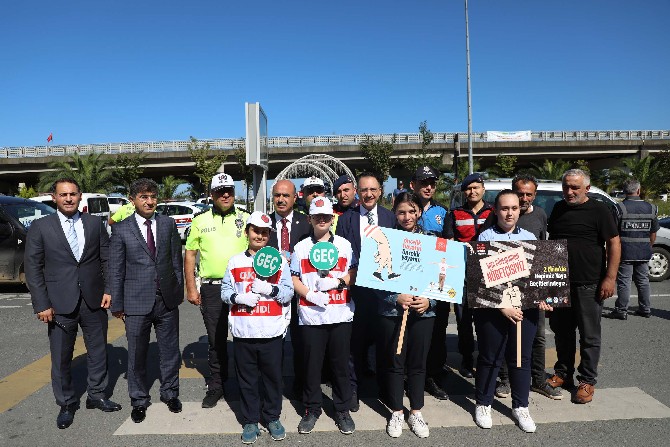 rizede,-trafikte-yaya-onceligine-dikkati-cekebilmek-amaciyla-yaya-gecidi-nobeti-uygulamasi-yapildi-(2).jpg