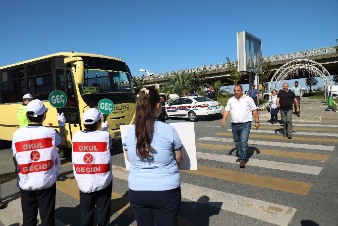 rizede,-trafikte-yaya-onceligine-dikkati-cekebilmek-amaciyla-yaya-gecidi-nobeti-uygulamasi-yapildi-(3).jpg