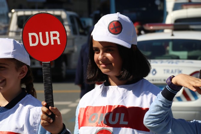 rizede,-trafikte-yaya-onceligine-dikkati-cekebilmek-amaciyla-yaya-gecidi-nobeti-uygulamasi-yapildi-(5).jpg