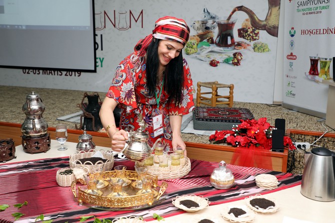 rizede,-turk-cayinin-marka-degerini-artirmak-icin-duzenlenen-cay-demleme-ve-sunum-sampiyonasinda-10-katilimci-hunerlerini-sergiledi-(1).jpg