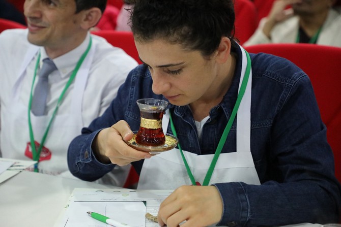 rizede,-turk-cayinin-marka-degerini-artirmak-icin-duzenlenen-cay-demleme-ve-sunum-sampiyonasinda-10-katilimci-hunerlerini-sergiledi-(3).jpg