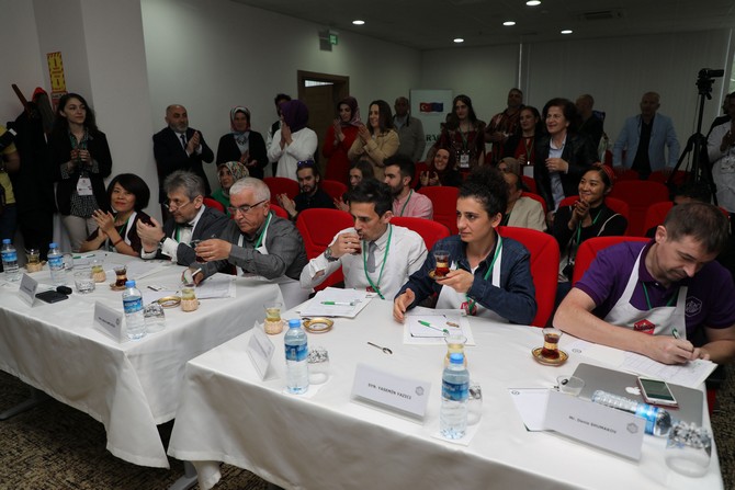 rizede,-turk-cayinin-marka-degerini-artirmak-icin-duzenlenen-cay-demleme-ve-sunum-sampiyonasinda-10-katilimci-hunerlerini-sergiledi-(4).jpg