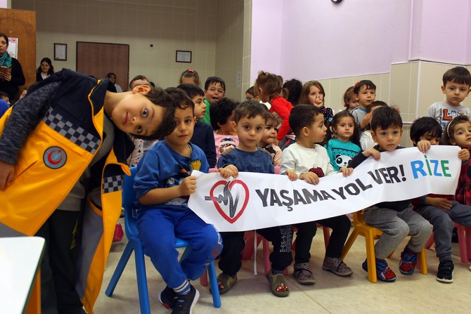 rizede,-yasama-yol-ver-projesi-kapsaminda,-hacere-usta-anaokulu-ogrencilerine-minik-112-egitimi-verildi-(1).jpg
