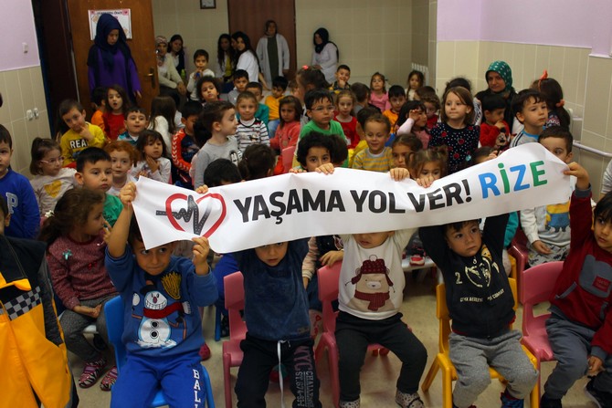 rizede,-yasama-yol-ver-projesi-kapsaminda,-hacere-usta-anaokulu-ogrencilerine-minik-112-egitimi-verildi-(3).jpg
