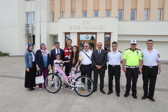 rizede-‘dikkat-sizden-notlar-bizden’-projesi-kapsaminda,-babasi-icin-‘surucu-seyahat-karnesi’-dolduran-nazende-balta,-bisiklet-odulu-kazandi-(3).jpg