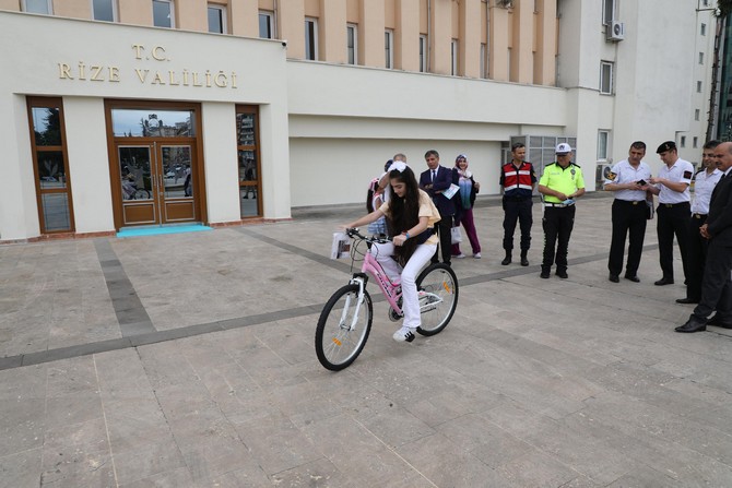rizede-‘dikkat-sizden-notlar-bizden’-projesi-kapsaminda,-babasi-icin-‘surucu-seyahat-karnesi’-dolduran-nazende-balta,-bisiklet-odulu-kazandi-(4).jpg