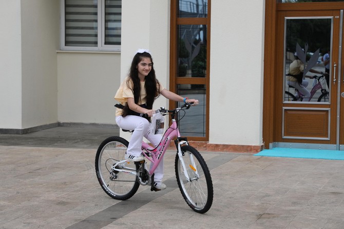 rizede-‘dikkat-sizden-notlar-bizden’-projesi-kapsaminda,-babasi-icin-‘surucu-seyahat-karnesi’-dolduran-nazende-balta,-bisiklet-odulu-kazandi-(5).jpg