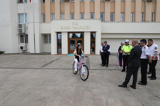 rizede-‘dikkat-sizden-notlar-bizden’-projesi-kapsaminda,-babasi-icin-‘surucu-seyahat-karnesi’-dolduran-nazende-balta,-bisiklet-odulu-kazandi-(6).jpg