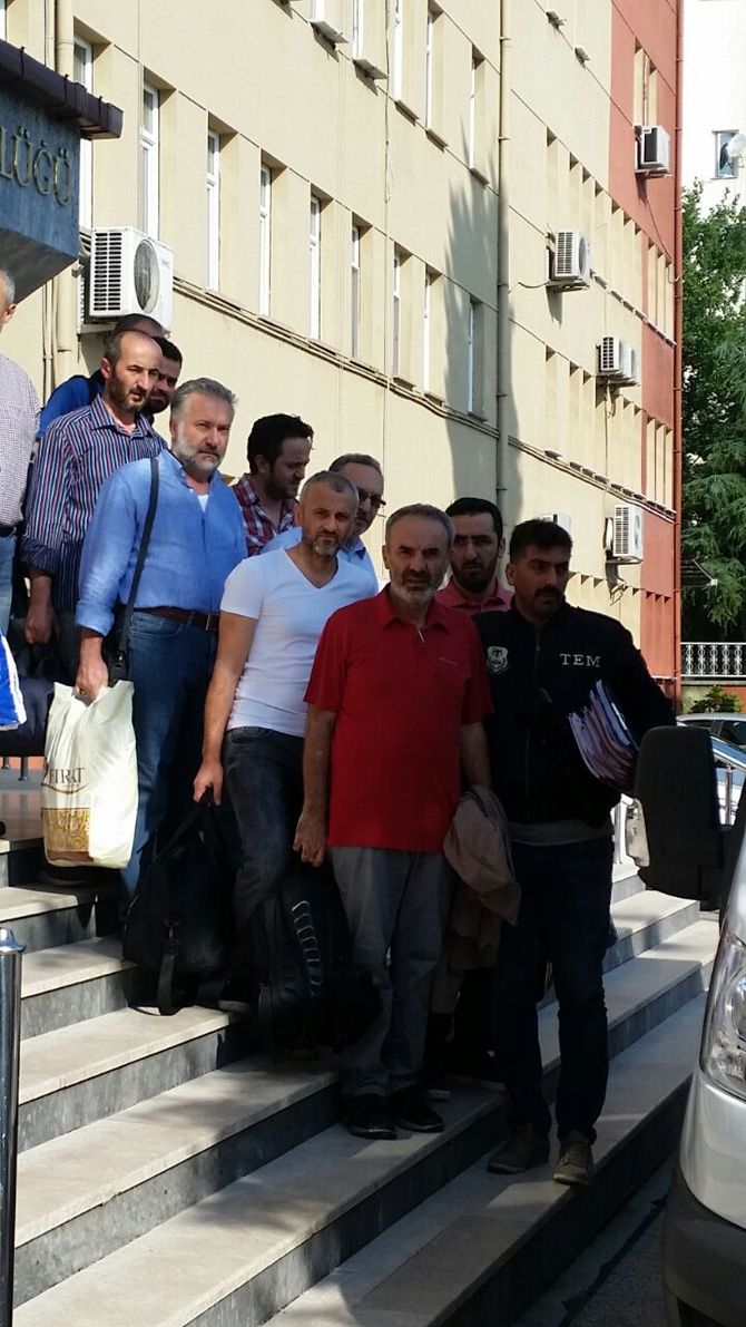 rizede-12-isadami-emniyetteki-islemlerinin-ardindan-adliyeye-sevk-edildi-53.jpg rizede-12-isadami-emniyetteki-islemlerinin-ardindan-adliyeye-sevk-edildi-53.jpg