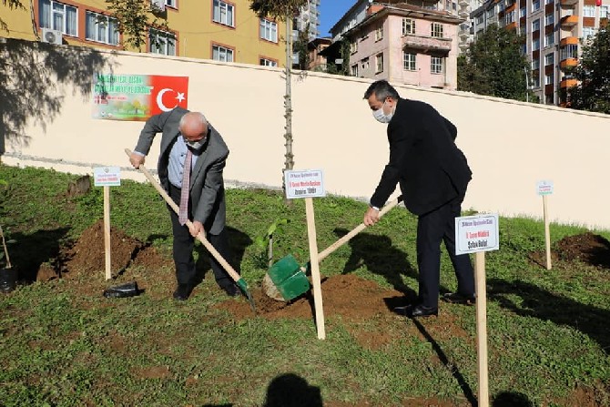rizede-24-kasim-ogretmenler-gunune-ozel-bahceler-toprak-olsun,-gencler-yesile-doysun-etkinligi-duzenlendi-(2).jpg