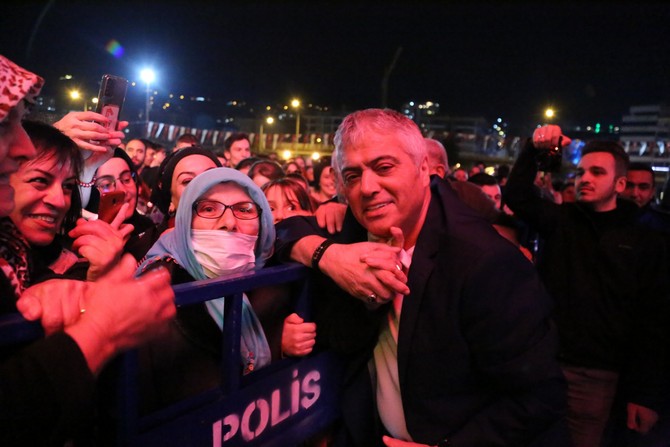 rizede-29-ekim-cumhuriyet-bayrami-kutlamalari-unlu-sanatci-cengiz-kurtoglu-konseri-ile-sona-erdi-14.jpg