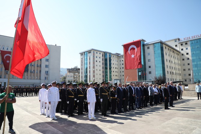 rizede-30-agustos-zafer-bayrami-dolayisiyla-valilik-onunde-toren-duzenlendi-1.jpg
