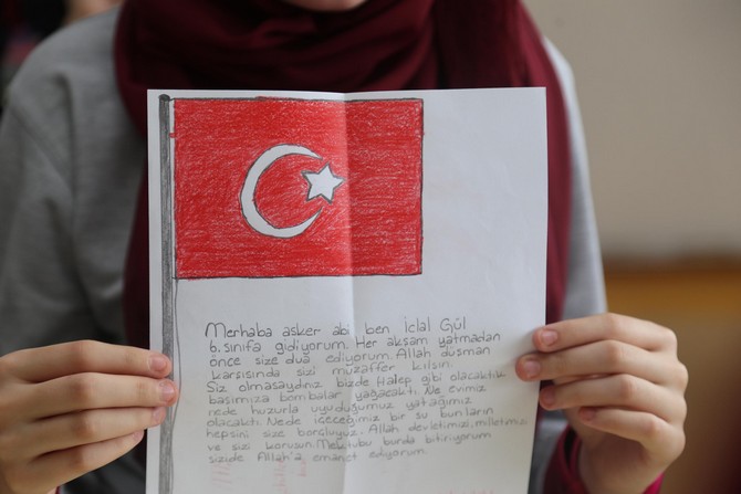 rizede-300-ortaokul-ogrencisi,-sinir-bolgelerinde-gorev-yapan-mehmetcike-moral-vermek-icin-mektup-yazdi-(5).jpg