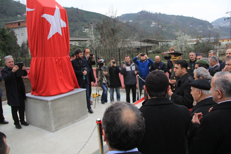 rizede-37-sehit-icin-insa-edilen-anit-torenle-acildi-2.jpg