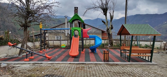 rizede-44-koye-daha-cocuk-oyun-parki-yapildi-11.jpg
