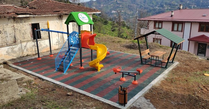 rizede-44-koye-daha-cocuk-oyun-parki-yapildi-2.jpg