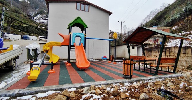 rizede-44-koye-daha-cocuk-oyun-parki-yapildi-6.jpg