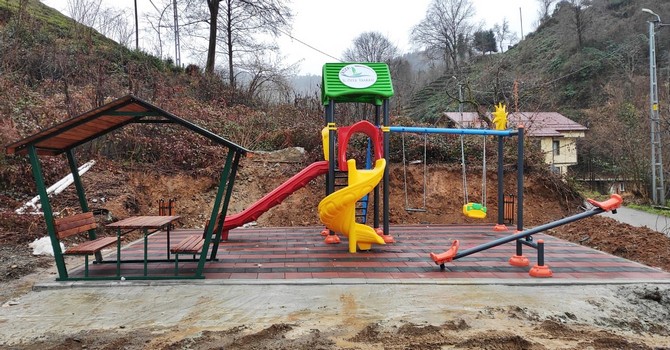 rizede-44-koye-daha-cocuk-oyun-parki-yapildi-9.jpg