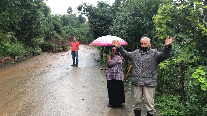 rizede-48-koy-yolu-heyelan-nedeniyle-ulasima-kapandi-3.jpg