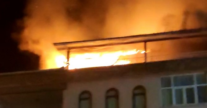 rizede-5-katli-apartmanin-cati-katinda-cikan-yangin-korkuttu-(3).jpg